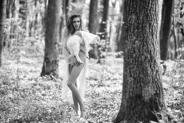 Jeune femme avec chèvre en forêt — Photo