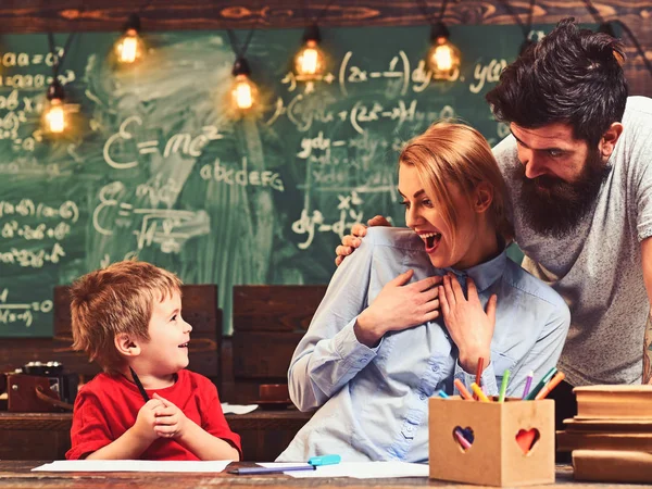 Kind verf met vrouw en man die lacht. Kind en gelukkige familie tekening, creativiteit en ontwikkeling — Stockfoto