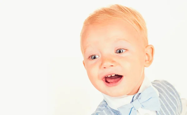 Aparência clássica. Pequeno bebê no desgaste da moda. Rapaz da moda. Fascinante e adorável. Criança pequena feliz sorrindo. Menino criança com aparência de moda. Tendências de moda infantil, espaço de cópia — Fotografia de Stock