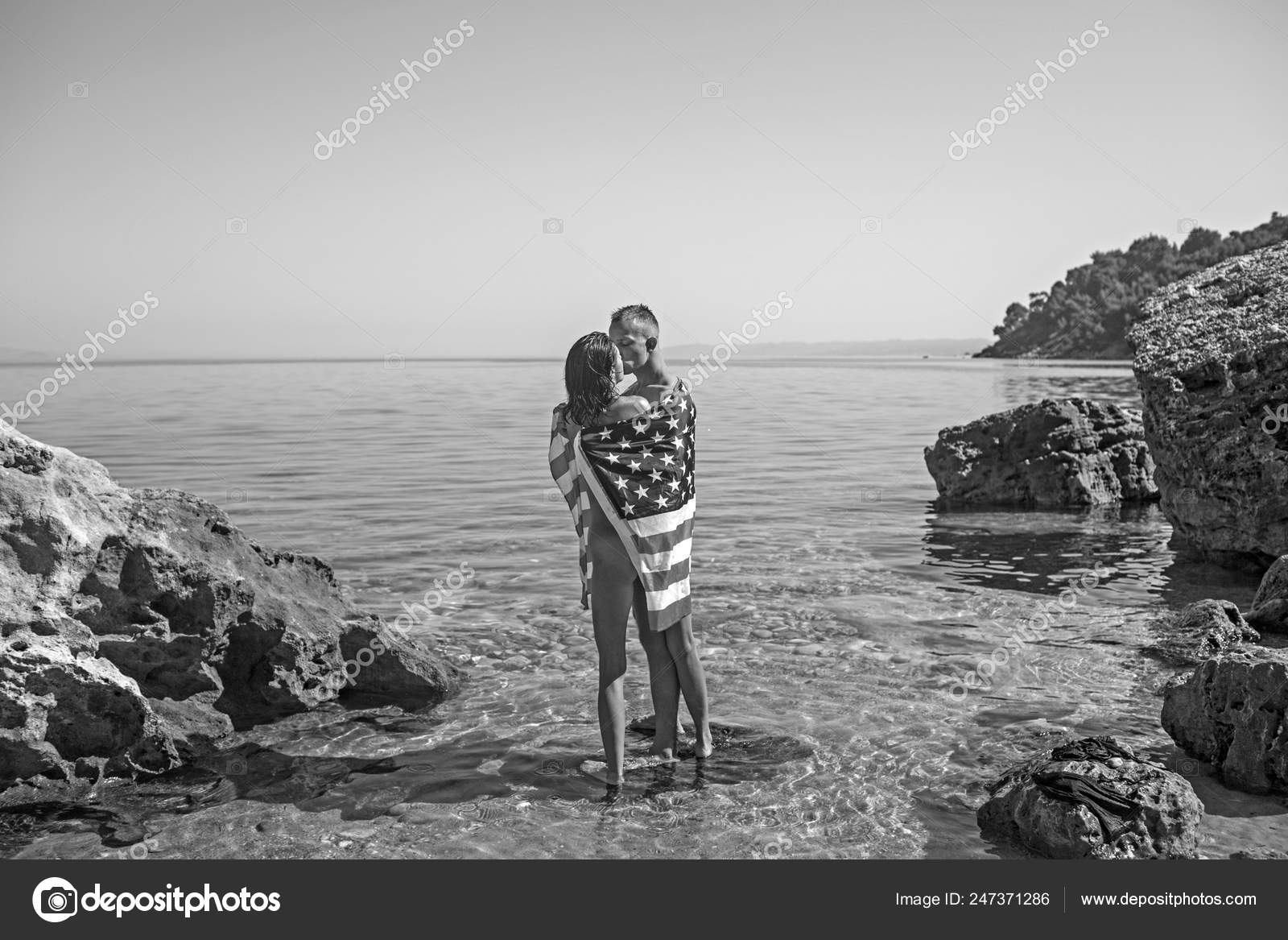 Bandera americana en el agua con la mujer sexy y el hombre, el día de la, image size:1600x1167