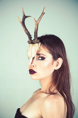 Çin burç ve keçi yıl. Çin burç hayvan kafatası boynuzları kadın RAM.