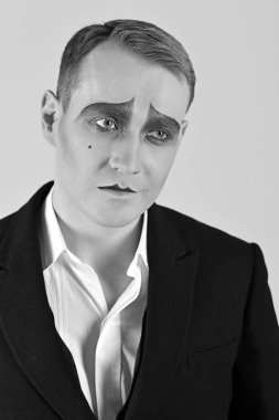 Bir aktör olmak için yapılır. MIME makyaj olan adam. Yüz boyama ile Mim. MIME sanatçı. Tiyatro oyuncusu miming. Oynayan tiyatro oyuncusu. Tiyatro performans sanatı ve pandomim. Athaliah sanatçı. Trajedi