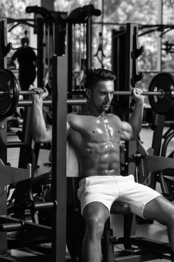 Barbell ile kas adam