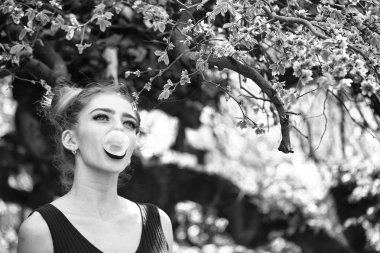 Ağaç bahar çekici kadın