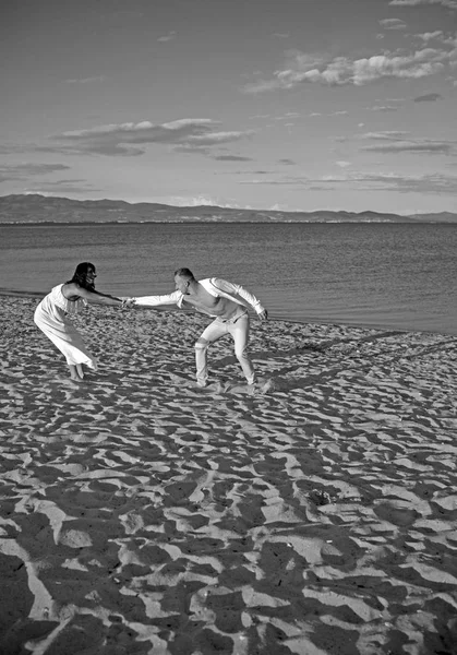 Couple joyeux courant sur une plage de sable fin — Photo