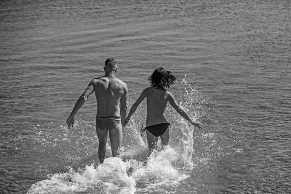 Famiglia e San Valentino. coppia familiare gestita in acqua di mare . — Foto Stock