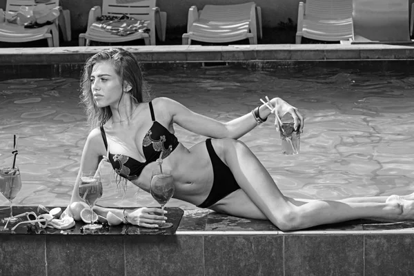 Cocktail mit Früchten bei sexy Mädchen im Pool auf den Malediven. Modefrau mit erfrischendem Alkohol in Miami. Sommerurlaub und Schwimmen im Meer. Poolparty entspannen im Kurort. Frischen Vitaminsaft trinken, Diät. — Stockfoto