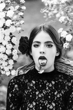 Açık ağız, dil üzerinde beyaz çiçek ile sevimli kadın