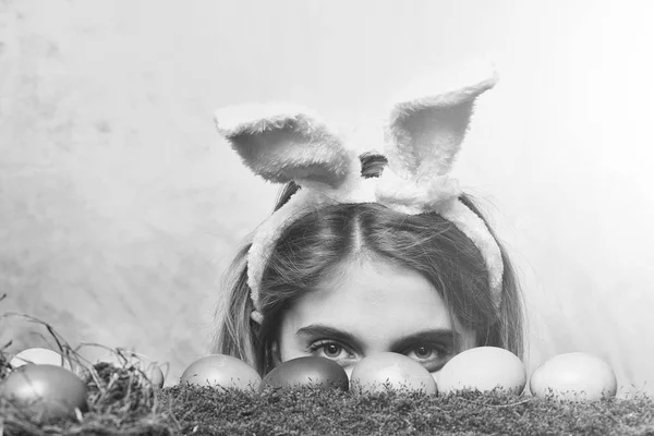 Ευτυχισμένος κορίτσι Πάσχα στα αυτιά λαγουδάκι με πολύχρωμα αυγά, βρύα — Φωτογραφία Αρχείου