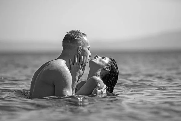 Viajes y vacaciones. viaje de sexy pareja besándose en océano agua . —  Fotos de Stock