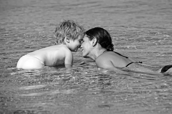 화창한 날 해변에서 즐기는 행복 한 가족. 어머니와 아들. — 스톡 사진