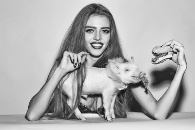 Burger ve pigglet kadın ile