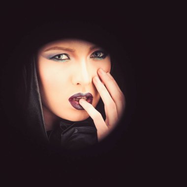 Makyaj göz ve cilt bakımı kız şehvetli. Seksi madonna kadın siyah başlıklı. Gizemli kız makyaj moda modeli. Din ve ölüm kavramı. Siyah Cuma kavramı. Gothic Moda ve güzellik.