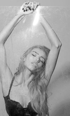 Güzel kadın duş ile cam arkasında bırakır.