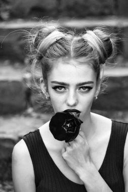 Kadın kırmızı haşhaş tohumu ile