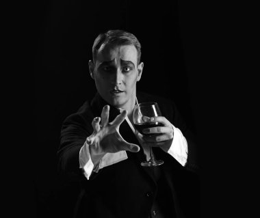 Bekle. MIME sanatçı sahnede gerçekleştirin. Sahne aktör pandomim şarap içme. Komedyen MIME makyaj ile şarap kadehi tutun. Dram Tiyatrosu aktör miming. Tiyatro performans sanatı ve reis komedi. MIME adam