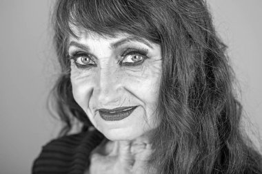 Yaşlı kadın siyah saçlı, derin kırışıklıkları ile