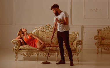 Koca süpürme zemin karısı rahatla süre kanepede odasında. Benim süpürge süpürme temiz