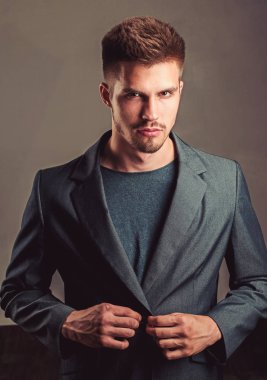 iş adamı. Sakal ve yüz bakımı. yüz duygular. Moda portre bir adam. moda tıraşsız sakallı adam. erkek bakım ve Kuaför. resmi moda modern yaşam için. başarılı bir iş adamı
