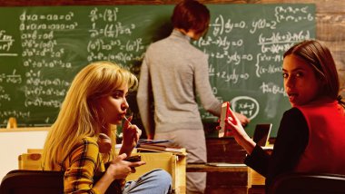 Dijital cihazlar ve kablosuz internetle tavan arasında öğrenci konferansı. Öğretmen öğrencilere liderlik duygusunu aktarıyor.