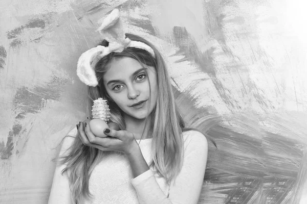 カラフルな塗装卵バニーの耳で幸せなイースターの女の子 — ストック写真