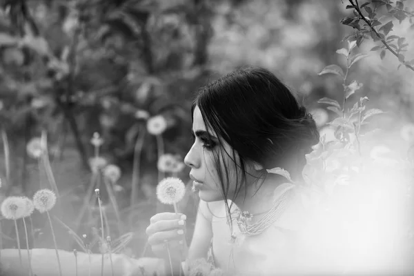 Menina com maquiagem elegante e contas em folhas verdes — Fotografia de Stock