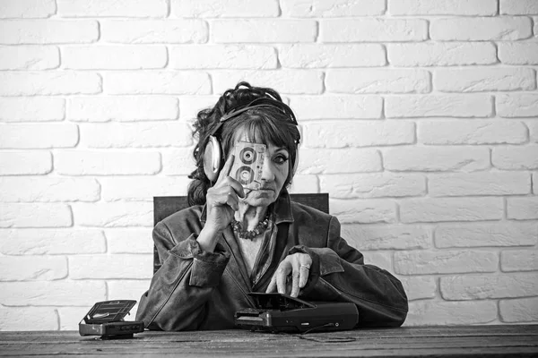 Stara kobieta z magnetofonu słuchać muzyki w słuchawkach. — Zdjęcie stockowe