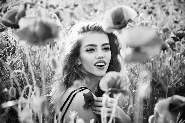 Niña en el campo de semillas de amapola — Foto de Stock