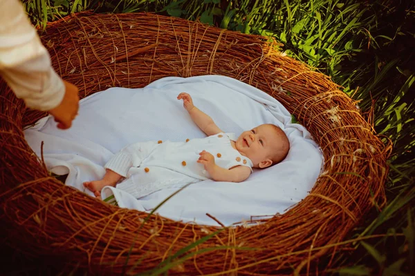 Neugeborenes glücklich lächelnd zur Mutter. neugeborenes Mädchen oder Junge. In dem Moment, in dem ein Kind geboren wird, wird auch die Mutter geboren. glückliche Mutter glückliches Baby — Stockfoto