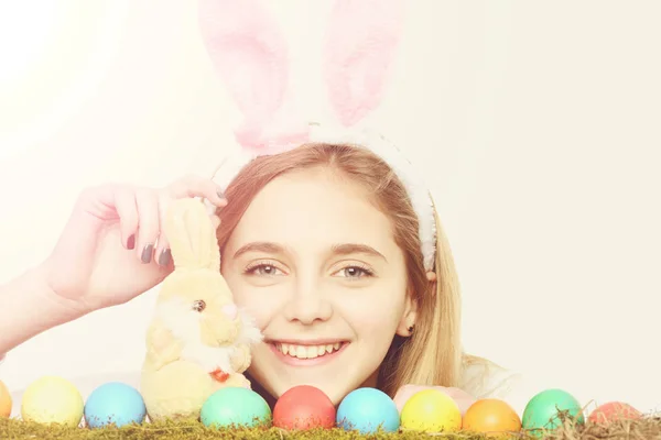 Menina feliz Páscoa em orelhas de coelho com ovos coloridos, coelho — Fotografia de Stock