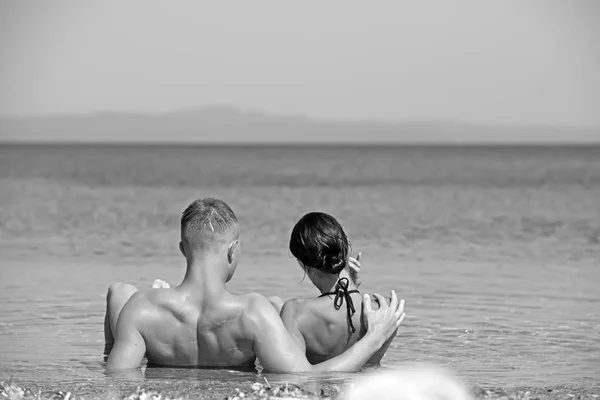 Beach couple on romantic travel honeymoon vacation summer holidays romance. Young happy lovers, woman and Caucasian man embracing outdoors — Stock Photo, Image