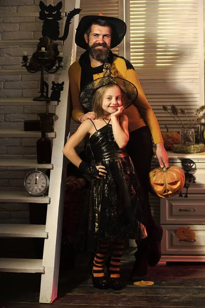 Il concetto di festa di Halloween. Padre e figlia con arredamento Halloween — Foto Stock