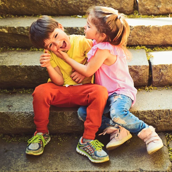 Kleine Mädchen und Jungen auf Treppen. Beziehungen. Kindheit erste Liebe. Ein paar kleine Kinder. Junge und Mädchen. Sommerurlaub und Urlaub. beste Freunde, Freundschaft und Familienwerte. lass mich dich küssen — Stockfoto