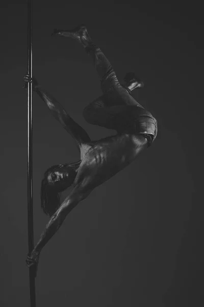 Cara, atleta, esportista realizando movimentos de dança do pólo, exercitar-se — Fotografia de Stock