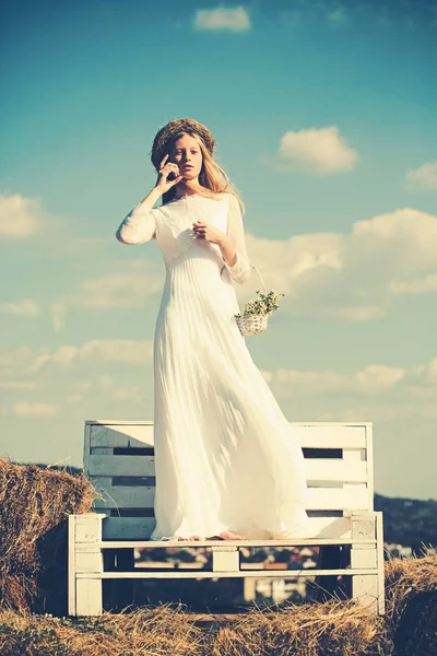 Schoonheid mode portret. Mooie vrouw met lang haar en bloemen, krans — Stockfoto