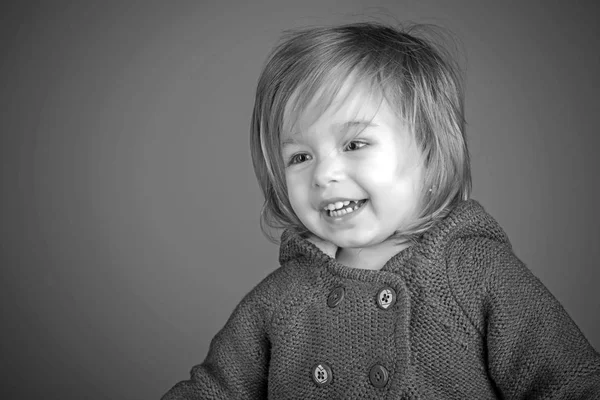 Pequena menina feliz. outono e primavera criança moda. a divertir-se. criança menina sorrindo. infância e felicidade. criança feliz e saudável. espaço de cópia. cabeleireiro criança — Fotografia de Stock