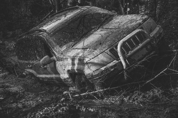 Geländewagen mit Schlamm auf Pfad mit tiefer Rille. — Stockfoto