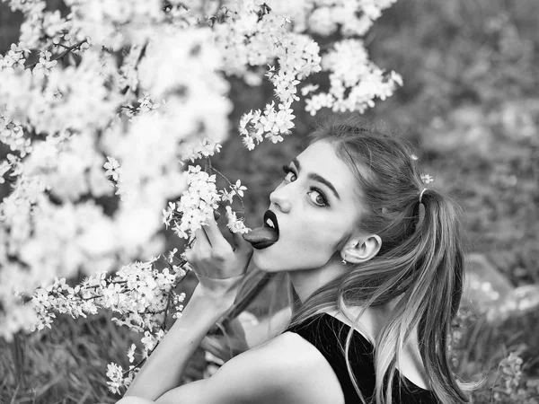 Jolie fille en fleur — Photo