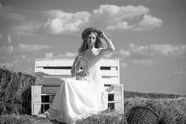 Çiçek kız düğünde tutun çiçek sepeti