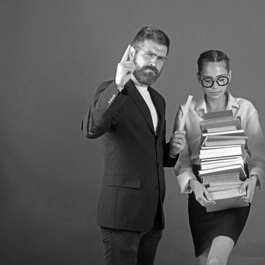 kitap aşığı. kitap kazık sakallı öğretmen, kopya alanı ile okulda akıllı genç öğrencinin elinde