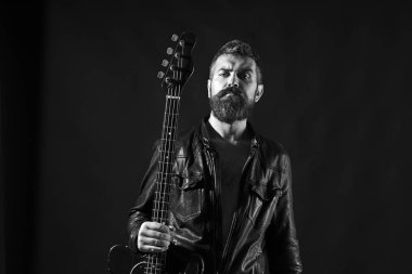 Genç adam elektro gitar ile sakallı