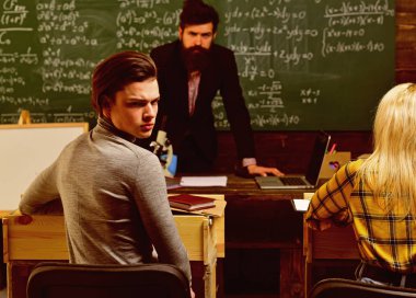 Öğretmen dizüstü bilgisayarla işaretli gönderileri e-postaya geri bildiriyor. Uluslararası öğrenci yıllık sınavlar için bireysel çevrimiçi test ve yazı kompozisyonu hazırlıyor.