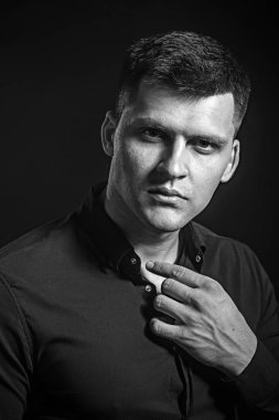 Saç stili koyu arka plan üzerinde şık adam. Stil kavramı, şık gömlek ciddi yüzüne adamla