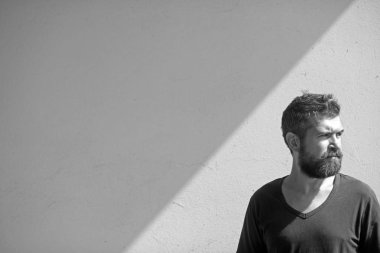 Sakallı adam gri duvar, berber dükkanı