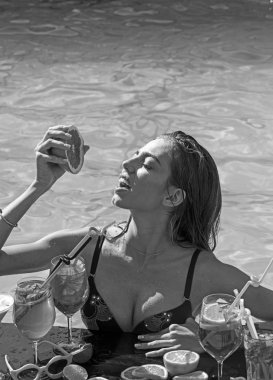 Havuz partisi spa resort, sakin ol. Miami yenileme alkolle kadın moda. Havuzu Maldivler üzerinde seksi kız meyve kokteyli. Yaz tatili ve denizde yüzme. Taze vitamini suyu, diyet içecek.