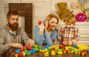 evde anne ile küçük boy oynayın. Baba ve anne ile Çocuk oyun kurucu. mutlu çocukluk. Bakım ve geliştirme. Aile ve çocuk günün kutlu olsun. Baba ve anne küçük çocuk. Benim ailem