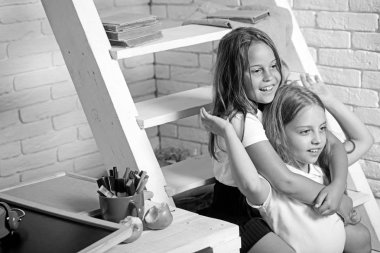 Mutlu gülümseyen kız ilk defa okula gidiyorsun. Çocuk sınıf oda kapalı. Okula dönüş