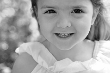 Şuraya bak. Bahar. hava tahmini. Güneşli Bahar, küçük kız. yüz ve cilt bakımı. çiçekler alerjisi. Yaz kız moda. Mutlu çocukluk. Küçük çocuk. Doğal güzellik. Çocuk günü