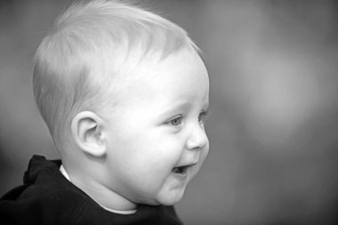 Bulanık doğa bebek çocuk gülümseme. Açık sarı saçlı küçük bir çocuk. Çok güzel yüzüyle evlat. Mutlu çocukluk masumiyet ve hassasiyet kavramı, kopya alanı