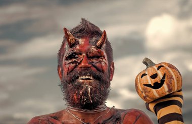 Cadılar Bayramı şeytan adam kabak içinde çizgili çorap holding